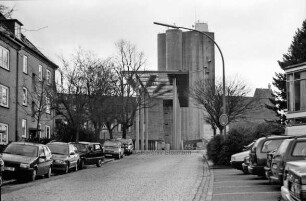 Reimer-Hansen-Straße, im Hintergrund Gebäude F der Kreisverwaltung (Mommsenstraße 14): Fertigstellung des Flachdaches