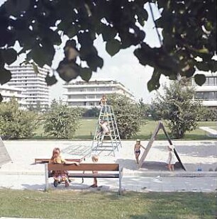 Hansjakob, Gottfried; München - Englschalking, Englschalkingerst. / Elektrastr.; Wohnanlage Cosimapark und Wohnanlage an der Englschalkinger-/ Elektrastraße - Cosimapark, Außenanlage, Spielplatz, Blick Richtung Wohnanlage
