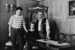Familie V. (mitarbeitendes Familienmitglied, selbständiger Tischlermeister) mit ihrem Sohn (Bankkaufmannslehre) am Eßtisch