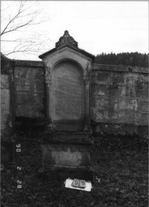 Grabstein 99 (Index: 100114813) Material: Sandstein Zustand: leicht verwittert Maße HxBxT: 214x67x29 cm Beschreibung: Ädikula, Spitzgiebel mit Akroter: Grabstein 99