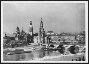 Dresden, Schloß und Hofkirche : Dresden. Blick vom Neustädter Ufer über die Elbe auf Ständehaus, Residenzschloss und Hofkirche