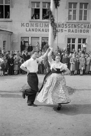 Maibaumwerfen in Radibor : Mejemjetanje w Radworju : Radibor / Radwor