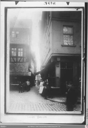Lange Schirn vom Markt nach Süden, rechts Markt 19