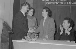 Podium mit Vertreterinnen und Vertretern der Betriebsgewerkschaftsleitung der Handelsorganisation (HO) Leipzig Süd
