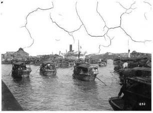 Kanton (Guangzhou), China. Pearl River mit zwei Passagierdampfern und zahlreichen Dschunken gegen Hafen