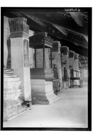 Tempel in Thailand : Thailand. Arkadengang in einem Tempel mit Skulpturen, 1908/1913