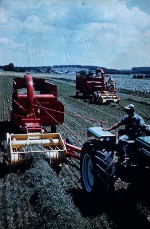 Fotografie: Erntetechnik, Feldhäcksler gezogen, Trommelfeldhäcksler, Anwelksilage, Feldhäcksler selbstfahrend