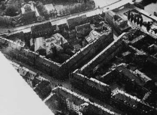 Synagoge, Morotzring mit angrenzender Wohnbebauung, Carolabrücke (Szene aus dem Dokumentarfilm "Flugbetrieb auf dem Flugplatz Dresden-Kaditz")