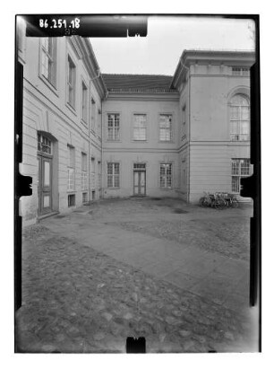 Rheinsberg, Mühlenstraße 1. Schloß (1734-1740; G. W. von Knobelsdorff, J. G. Kemmeter). Ehrenhof