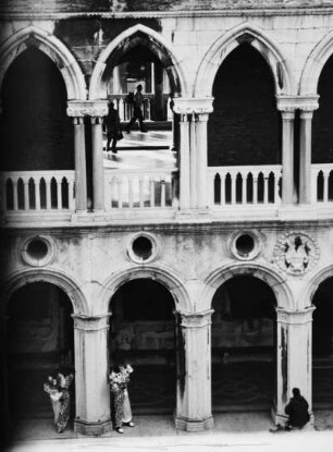 Venedig. Dogenpalast. Detailabbildung Architektur, zweistöckiger Säulengang