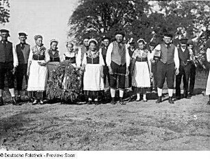 Fest der Landleute. Geschmückte Bauern, die auf Beginn des Festumzugs warten