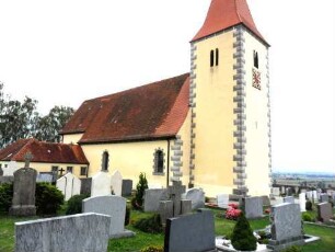 Kirche von Nordwesten-Kirchturm im Kern 11 Jh-bei Renovierung im 20 Jh Farbgebung erneuert und historisierende Eckquaderung aufgemalt