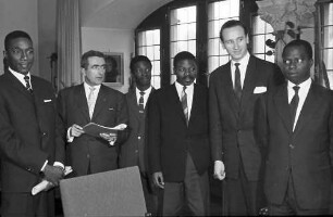 Freiburg: afrikanische Intellektuelle; Empfang im Rathaus; Gruppe mit Verkehrsdirektor Ernst