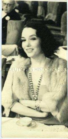 Lupe Vélez mit Pelzstola beim Mocka an Bord des Hochseepassagierdampfers "Bremen"