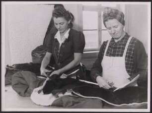 Frauen beim Zerschneiden von Kleidung