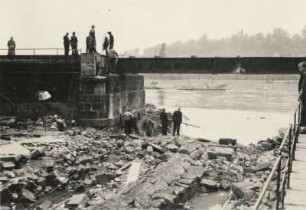 Pirna. Zerstörte Eisenbahnbrücke : Pirna. Unwetterkatastrophe am 22./23. Juli 1957. Zerstörte Eisenbahnbrücke, aufgerissene Straße und weggespülter Elbdamm