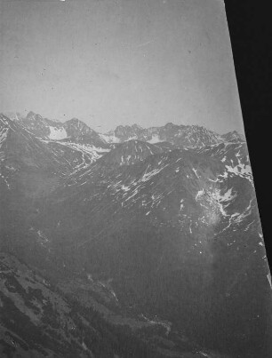 Bergpanorama : Panoramablick auf eine Berglandschaft mit schneebedeckten Berggipfeln