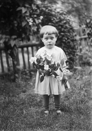 Mittelsachsen, Kinderportrait : Mittelsachsen. Mädchen mit Blumen in der Hand