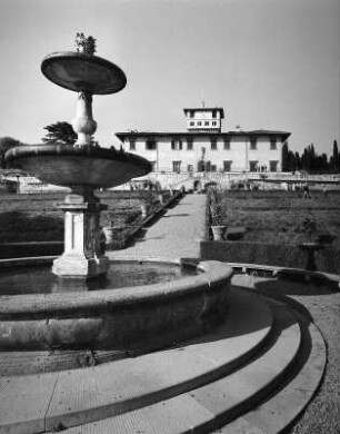 Florenz. Villa del Poggio Imperiale (1622-1624; G. Parigi). Parkansicht mit Brunnen