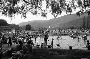 "5000" Leute im Freiburger Strandbad: im Vordergrund Planschbecken