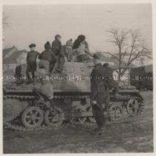 Kinder klettern auf einen Panzer