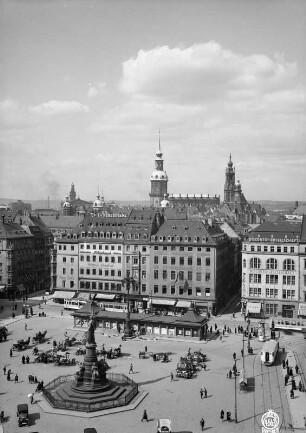 Dresden, Altmarkt mit Siegesdenkmal. Blick nach Norden zum Schloss