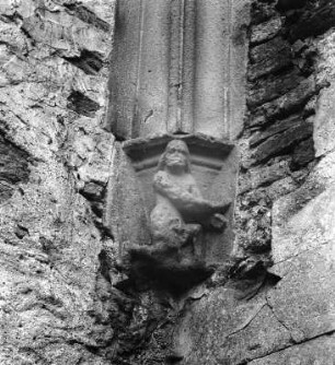 Konsolfigur (Kniender) : Konsolfigur (Kniender). Stein (1301/1315). Eltville am Rhein, Kloster Eberbach, Kreuzgang