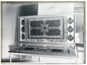 Stickerei-Schrank "Frau Dr. Meyer", Ausstellung