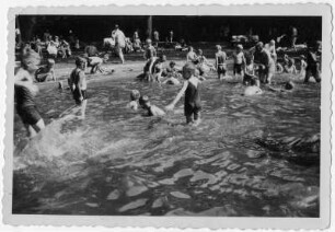 Badende Kinder in einem Freibad