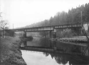 Eisenbahnbrücke (Kastenträgerbrücke) über die Freiberger Mulde (am Talbad) : Roßwein. Eisenbahnbrücke (Kastenträgerbrücke) über die Freiberger Mulde (am Talbad)