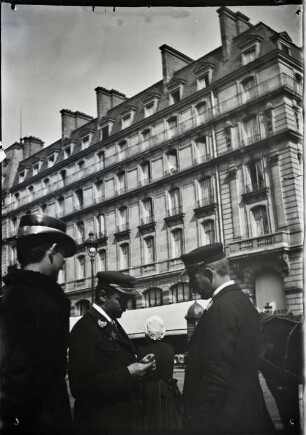 Paris. Rue Saint-Lazare. Kontrolleure einer Pferdebahn vor dem Grand Hotel Terminus