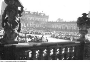 Dresden, Zwinger. Veranstaltung der Volkssolidarität im Zwingerhof, um 1957