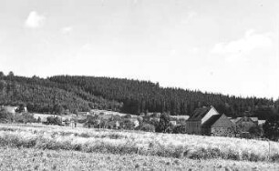 Lawalde-Lauba. Blick vom Windmühlengehöft auf den Ort