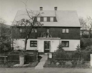 Dörnthal (Pfaffroda-Dörnthal), Hauptstraße 91. Wohnhaus (Hof Nr. 55). Straßenfront über den Vorgarten