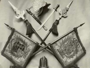 Fahnen, kursächsische und polnische Partisanen & Flügelsturmhaube & Säbel