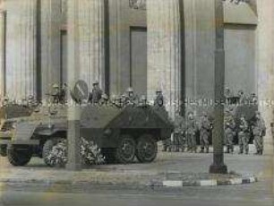 Panzerwagen riegeln das Brandenburger Tor ab