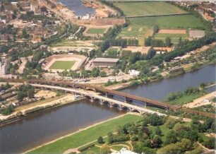 Dresden. Neustädter Elbufer, Marienbrücken (Straßenbrücke und Eisenbahnbrücke) und Friedrichstadt mit Ostragehege mit Heinz-Steyer-Stadion, Eisstadion, Sportplätzen und Alberthafen. Luftbild-Schrägaufnahme von Osten
