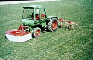Fotografie: Kreiselzettwender, Futtererntetechnik, Trommelmähwerk, Frontanbau, Systemtraktor