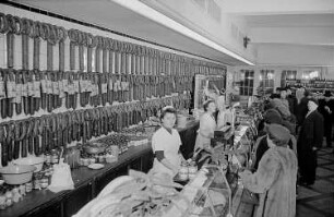 Kundinnen in einem Geschäft für Fleisch- und Wurstwaren der Handelsorganisation (HO)