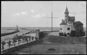 Kolberg (heute: Kolobrzeg / Polen). Hafeneinfahrt und Lotsenhaus