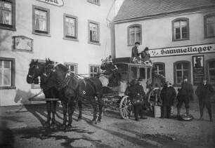 Seiffen, Postkutsche : Seiffen. Postkutsche der Deutschen Reichspost vor dem Bunten Haus, vor der Kutsche steht der erzgebirgische Liedsänger Anton Günther