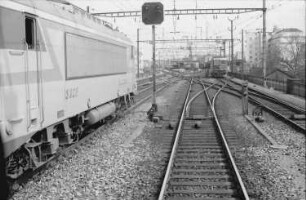 Genf [Schweiz]: E-Lok der SNCF, seitlich mit Gleisen; Bahnhof Genf