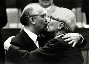 Bruderkuss von Michail Gorbatschow und Erich Honecker am elften Parteitag der SED, Ostberlin