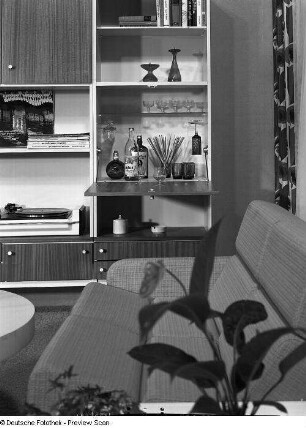 Anbauwand : Musterwohnzimmer (1972; Möbelkombinat Erfurt (MKE)). Sofa vor Anbauwand