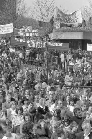 Maikundgebung des Deutschen Gewerkschaftsbundes DGB mit Volksfest im Stadtgarten zum "Tag der Arbeit"