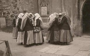 Wittichenau. Tracht in der nördlichen Oberlausitz, Gegend zwischen Kamenz-Bautzen-Wittichenau. Kirchgängerinnen