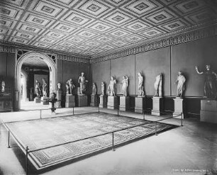 Dresden, Japanisches Palais, Saal 3, Antikensammlung, Saal der alten Pallas, Raumgestaltung von Gottfried Semper. Fußbodenmosaik um 1895 in den späteren sogenannten Mosaik-Saal des Albertinums umgesetzt