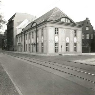 Cottbus, Sandower Straße 54. Ehem. Sydikatshaus (1698, M. 18. Jh., Bayrische Vereinsbank). Eckansicht