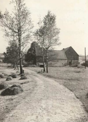 Altenberg-Hirschsprung. Feldweg gegen Gehöft
