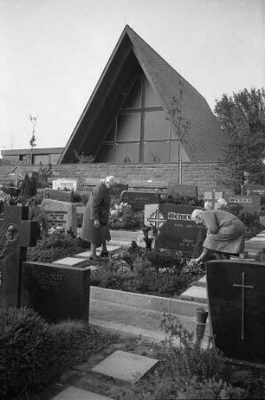 Vorbereitungen für Allerheiligen auf dem Friedhof von Hohenwettersbach